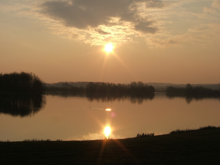 Lever de soleil sur le lac de la Rougerie - La Chartre-sur-le-Loir