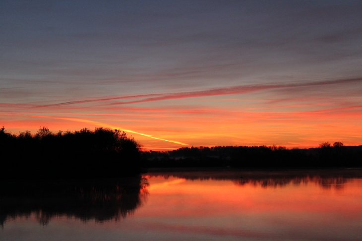 Lever de soleil sur le lac de la Rougerie - La Chartre-sur-le-Loir