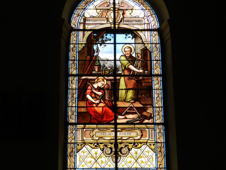 Vitraux dans l'église - La Chartre-sur-le-Loir