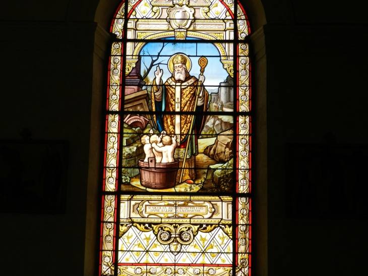 Vitraux dans l'église - La Chartre-sur-le-Loir