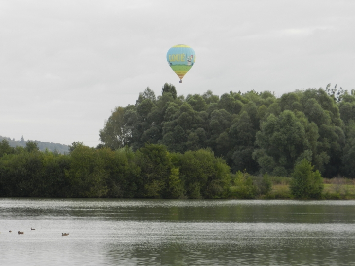 Montgolfière au dessus du Lac de la Rougeraie - La Chartre-sur-le-Loir