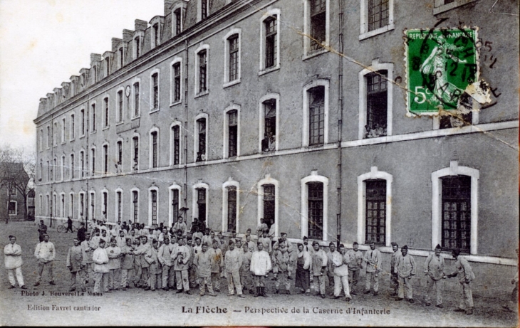 Perspective de la Caserne d'Infanterie, vers 1913 (carte postale ancienne). - La Flèche