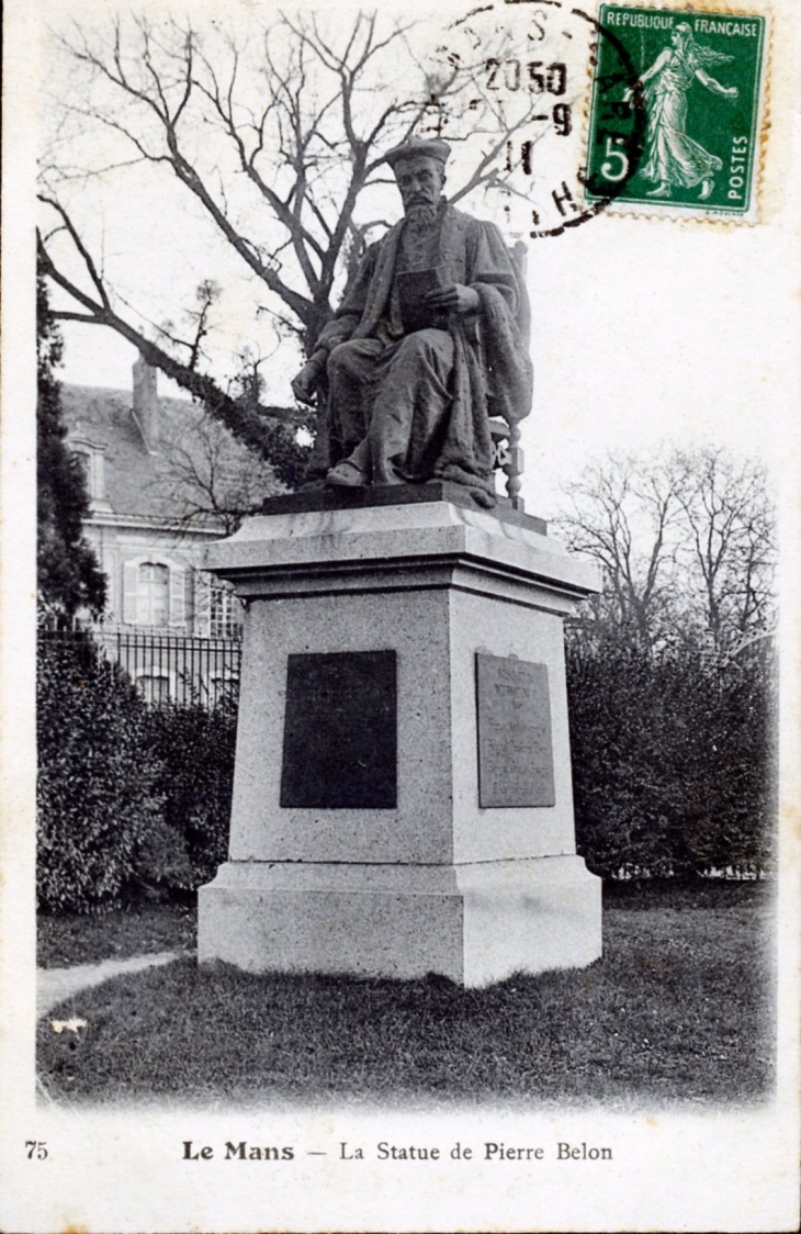 La Statue de Pierre Belon, vers 1911 (carte postale ancienne). - Le Mans