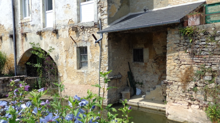 Lavoir privé au bord de la Vègre - Loué