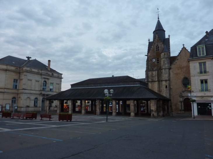 Halle et église - Mamers