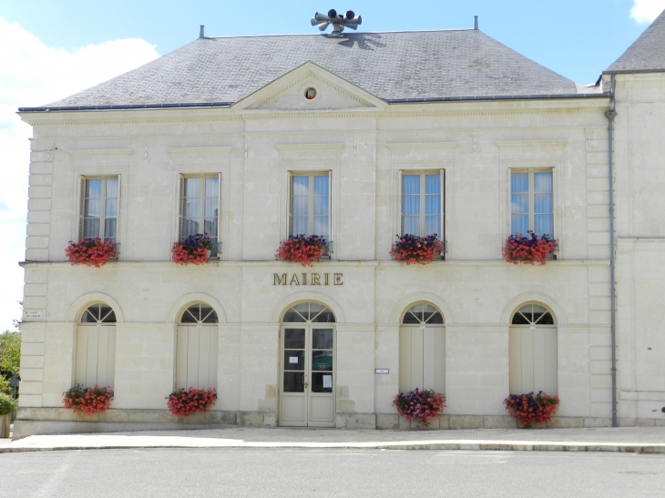 Mairie de Marçon fleurie