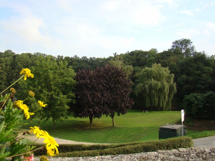 Le grand parc verdoyant qui borde la rivière. - Saint-Léonard-des-Bois