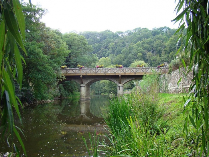 Le pont Fleuri, berceau de verdure. - Saint-Léonard-des-Bois