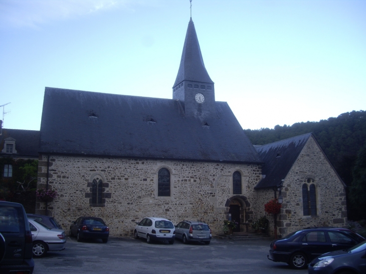 L'église du village XIIème. - Saint-Léonard-des-Bois