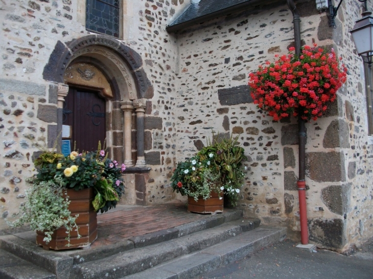 Le portail de l'église. - Saint-Léonard-des-Bois