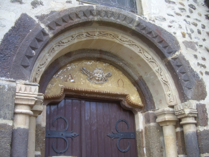 Le portail de l'église. - Saint-Léonard-des-Bois