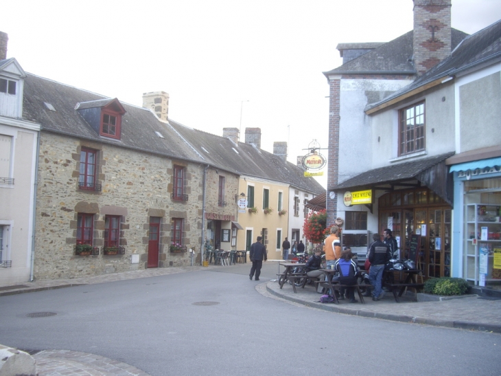 Une rue de Saint Léonard du Bois. - Saint-Léonard-des-Bois