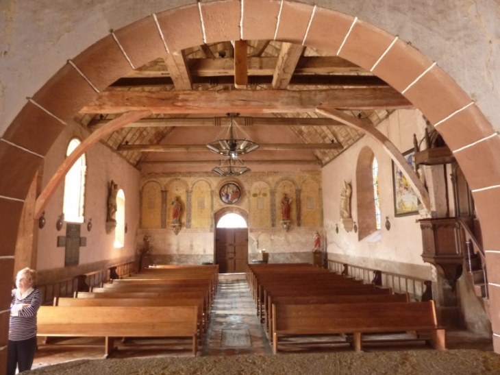 Eglise St Léonard : la nef vue du choeur - Saint-Léonard-des-Bois