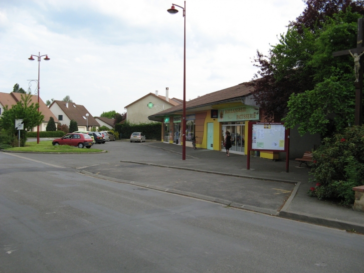 Le centre bourg avec les commerces - Saint-Pavace