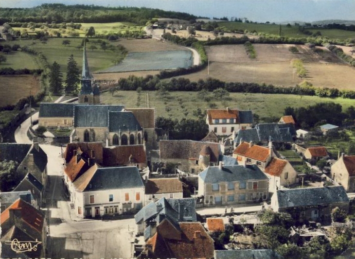 Le village dans les années 30(?) : vue aérienne. - Saint-Ulphace