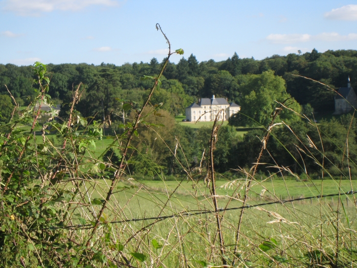 Le château de Gémasse (privé) est composé d'un manoir, d'une chapelle et d'un pigeonnier. - Saint-Ulphace