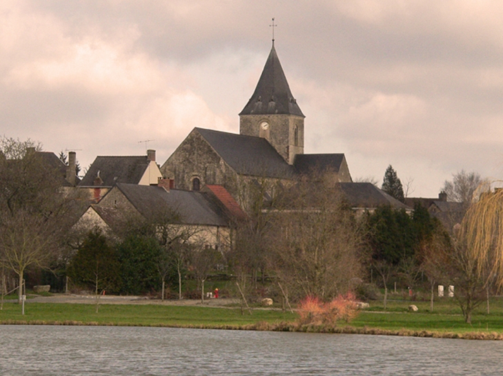 Le bourg vu du plan d'eau - Tennie