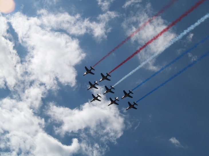 La Patrouille de France, passage en fumée au dessus du cimetière de Tresson