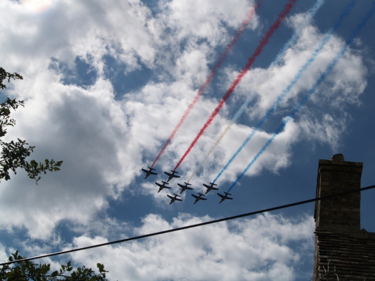 La Patrouille de France, passage en fumée au dessus du cimetière de Tresson