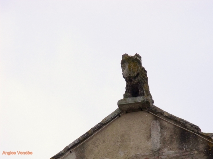 Et voila la malbete qui a terrorisée le village pendant des siècles - Angles