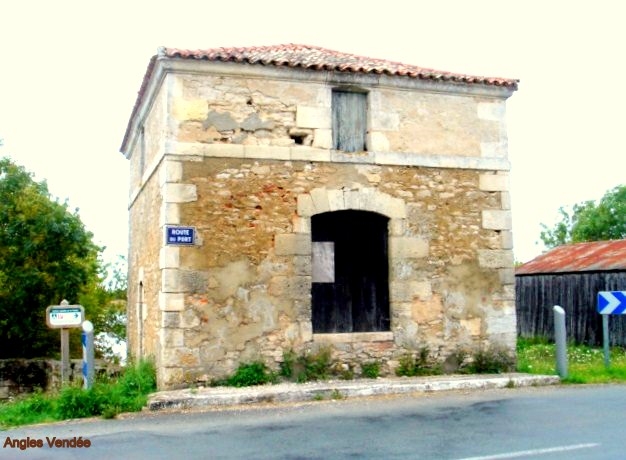 Le vieil octroi a l'entrée du vieux port et de la route - Angles