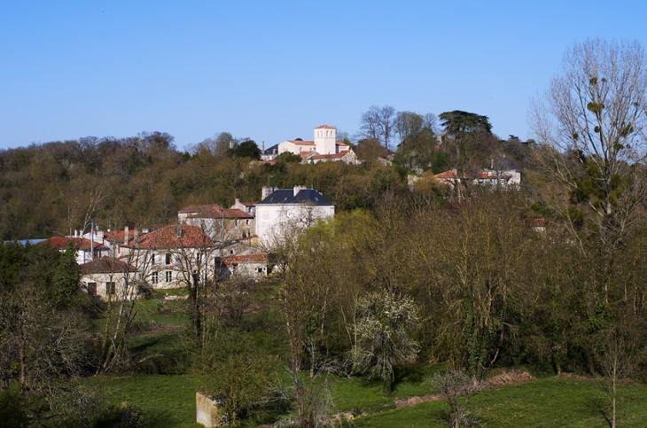 Vue vers l'église. - Auzay