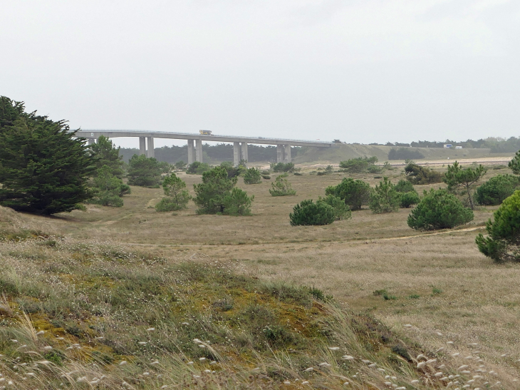 Accès à l'île de Noirmoutier : le pont  - Barbâtre