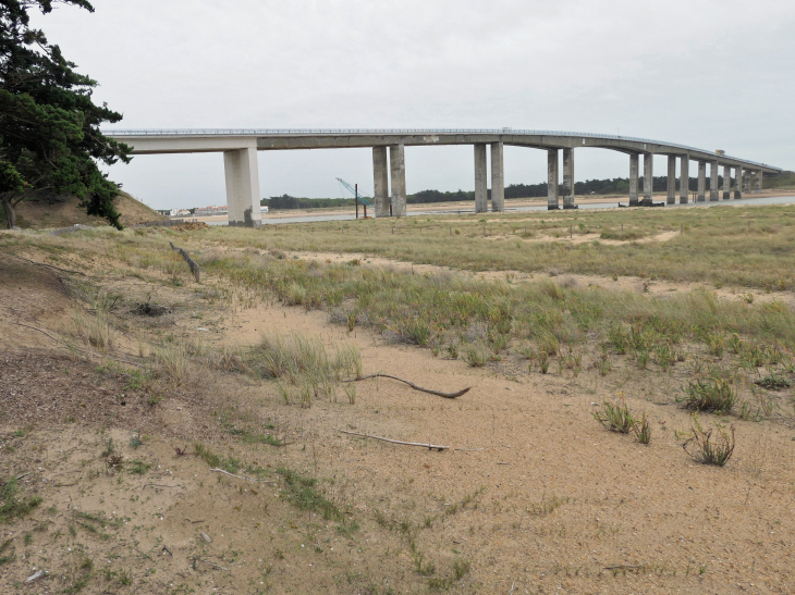 Accès à l'île de Noirmoutier : le pont  - Barbâtre