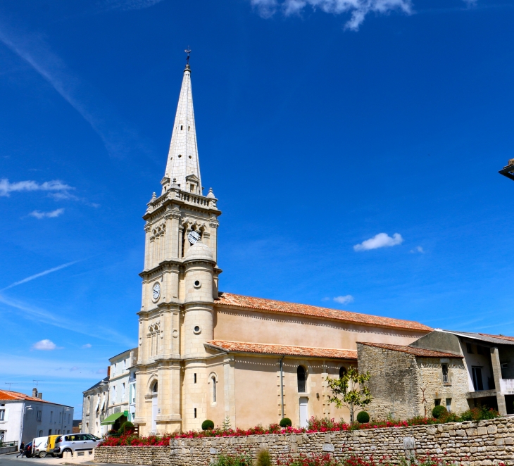 Eglise Saint-Guy construite entre 1849 et 1864 par l'architecte Garnereau. Edifice de style  - Damvix