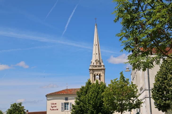 Le clocher de l'église Saint-Guy élevé par Victor Clair date de 1879. - Damvix