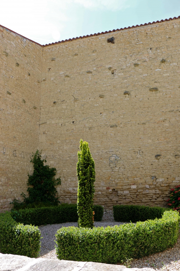 Petit jardin derrière la Mairie. - Damvix