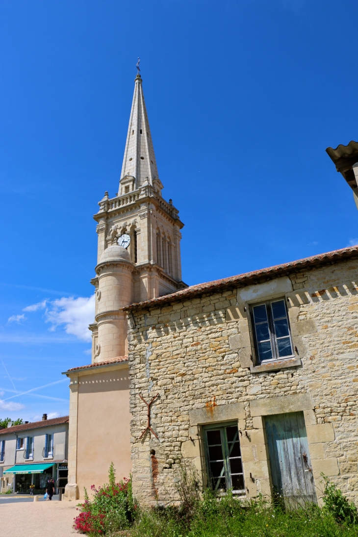 Clocher de l'église Saint Guy. - Damvix