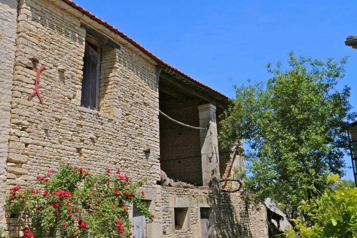 Ancienne grange près de l'église Saint Guy. - Damvix