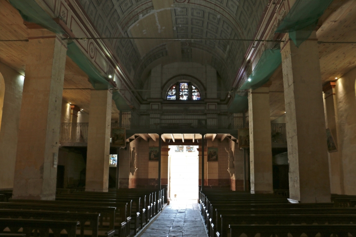 Eglise Saint Guy : la nef vers le portail. - Damvix