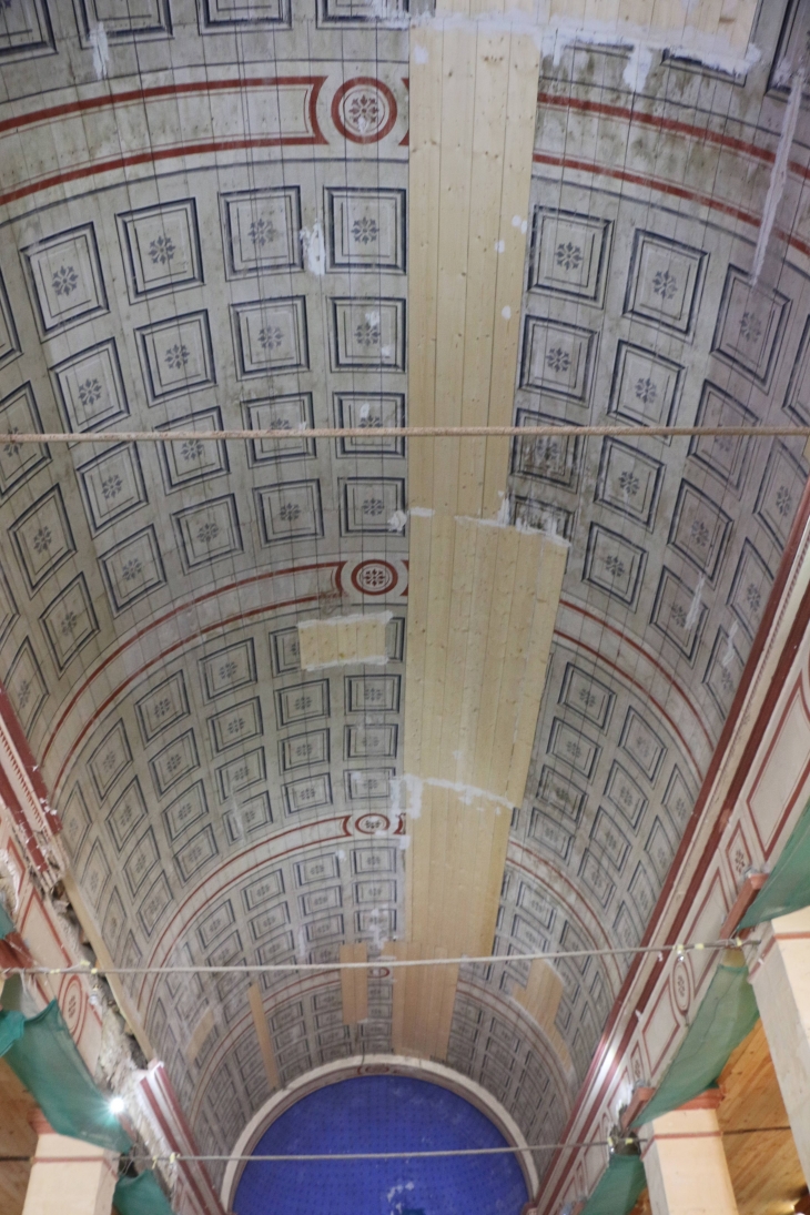 Eglise Saint Guy : Plafond à caissons peints sur une voûte de lattes de bois. - Damvix