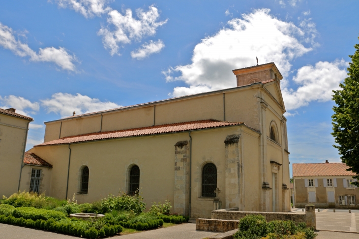 Façade Nord de l'église Saint Pierre du XIXe siècle. - Doix