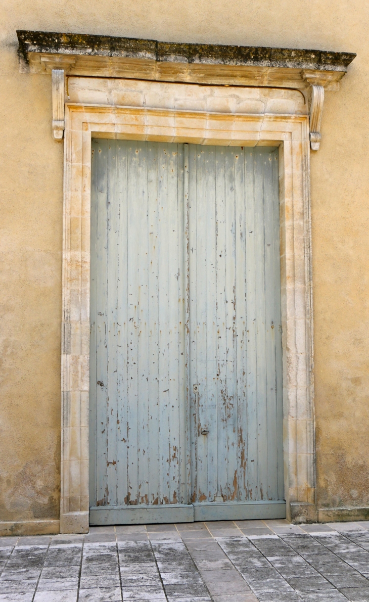 Portail de l'église Saint Pierre. - Doix