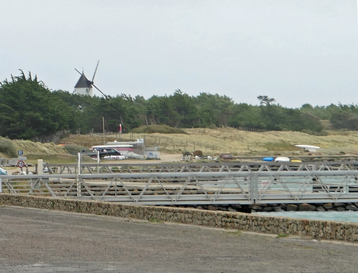 Port de Morin : vue sur le moulin de la Fosse - L'Épine