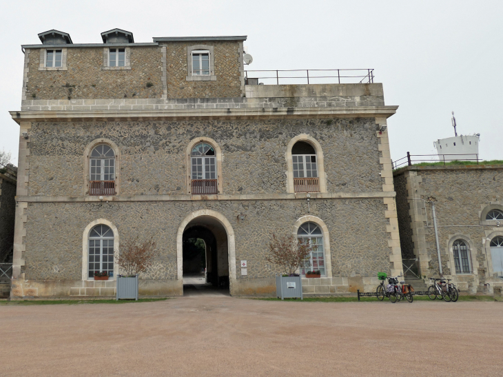 Dans la cour de la citadelle - L'Île-d'Yeu