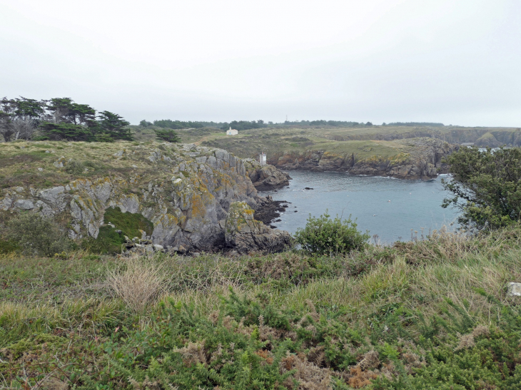 La côte sauvage : Notre Dame de Bonne Nouvelle au dessus du port de la Meule - L'Île-d'Yeu