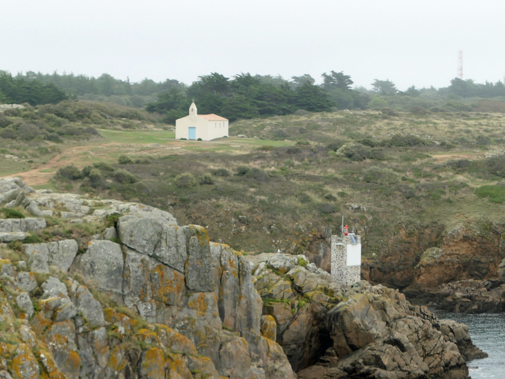 La côte sauvage : Notre Dame de Bonne Nouvelle au dessus du port de la Meule - L'Île-d'Yeu