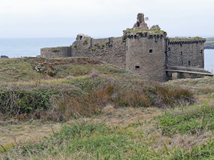 La côte sauvage : le vieux château - L'Île-d'Yeu