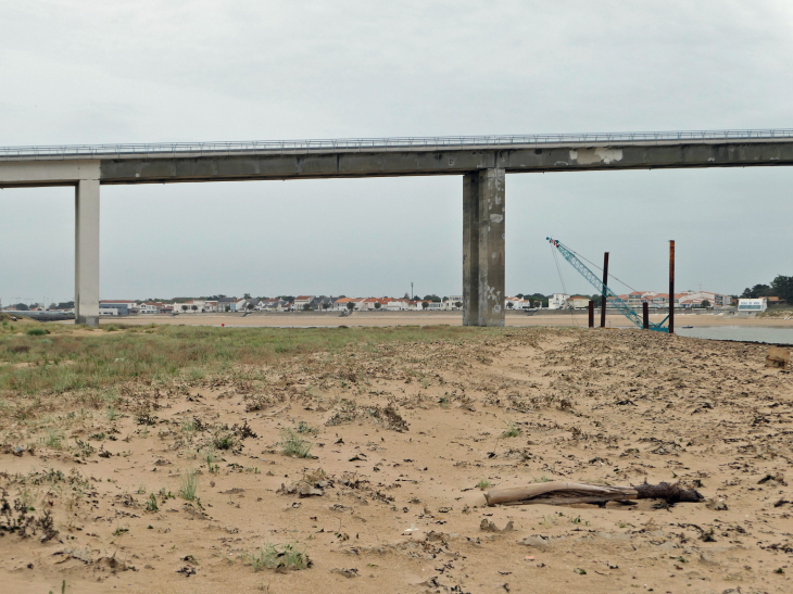 La commune vue sous le pont de l'ïle de Noirmoutier - La Barre-de-Monts