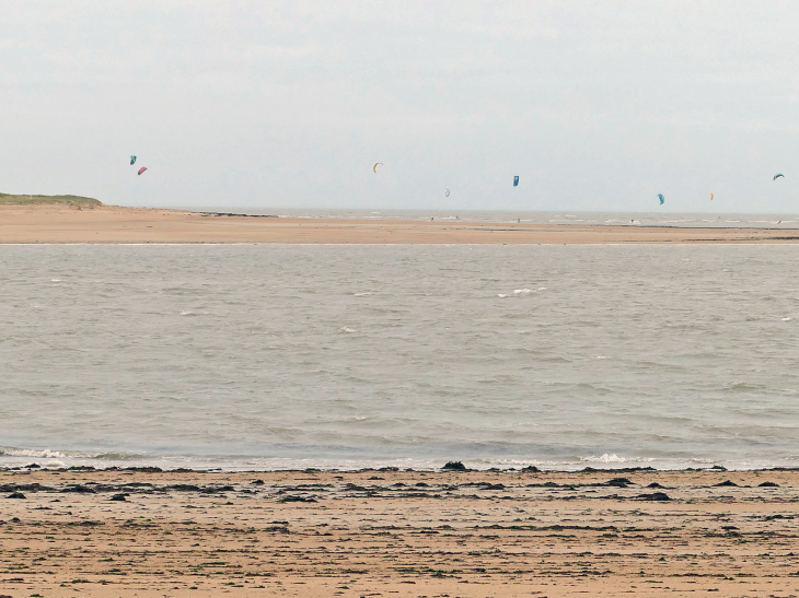 La plage vue de la ponte de la Fosse sur l'île de Noirmoutier - La Barre-de-Monts