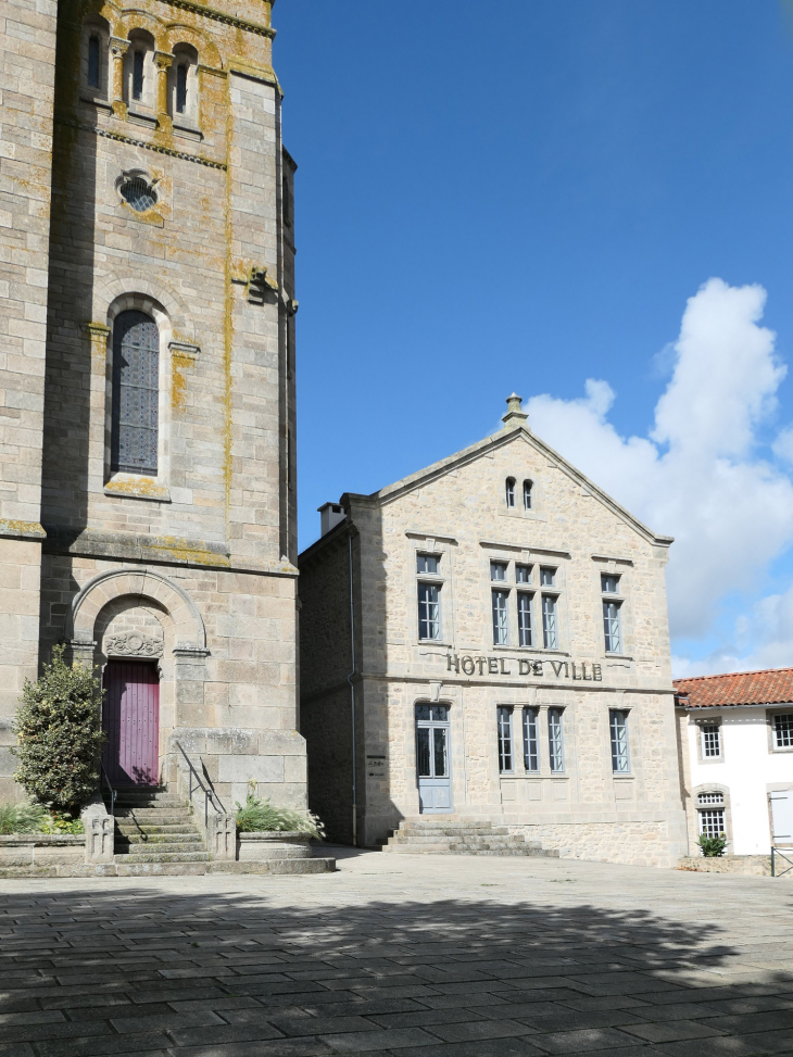 L'hôtel de ville à  côté de l'église - La Bruffière