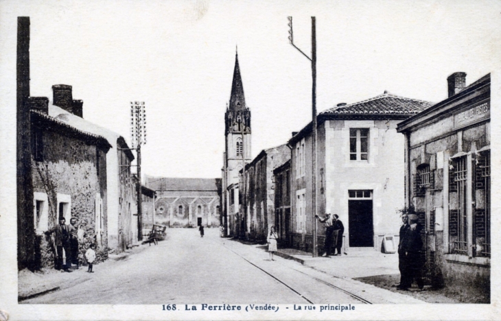 La rue principale, vers1920 (carte postale ancienne). - La Ferrière