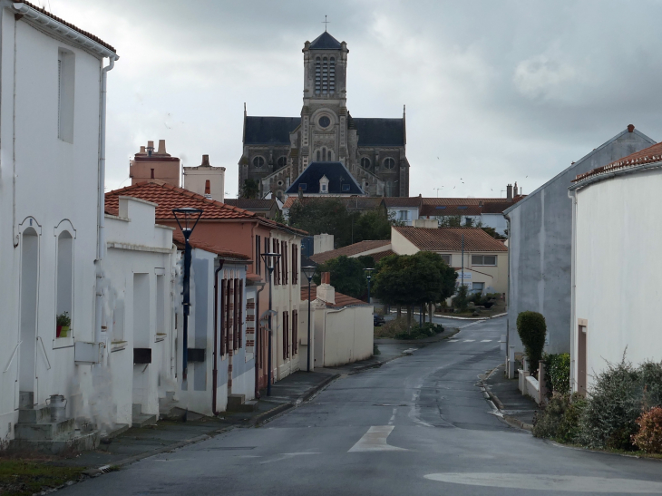 L'église Notre Dame domine la ville - La Garnache