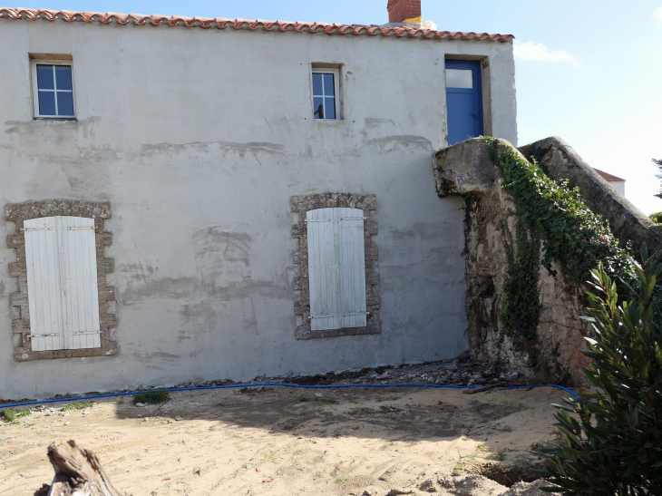 Maison du village avec escalier extérieur - La Guérinière