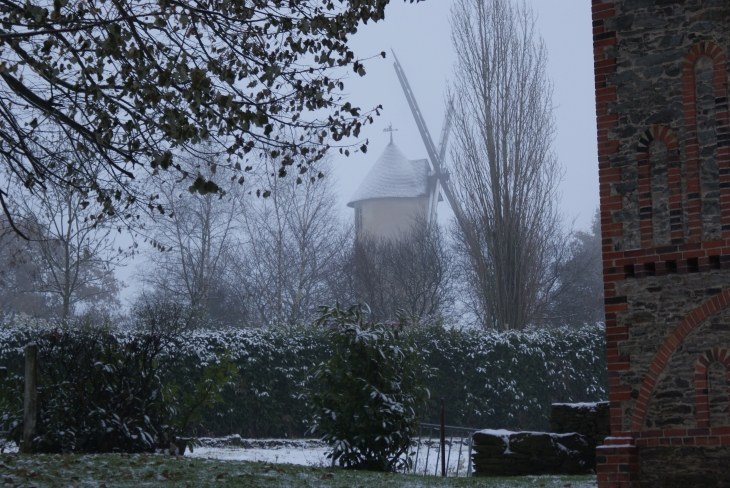 Moulin de Bel Air sous la neige (vue de la Salette) - La Rabatelière