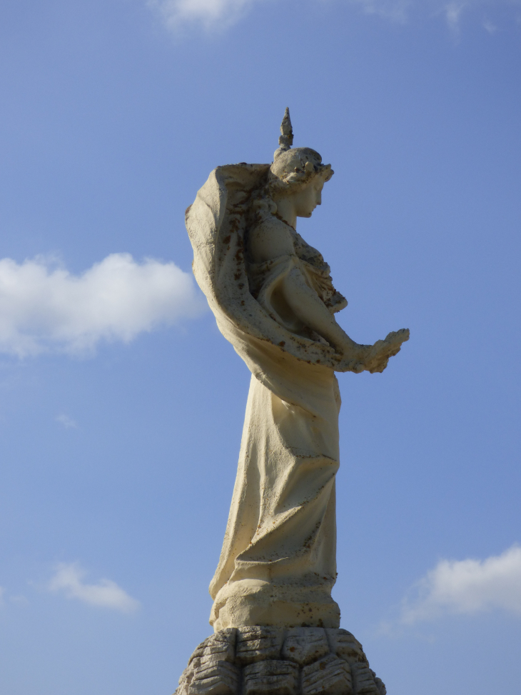 Statue du Monument aux Morts par Roux  sculpteur de l'Iled'Elle - La Taillée